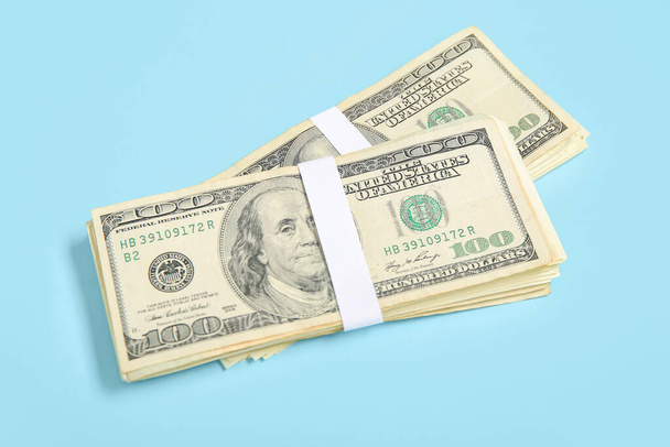 Банкноты по сто долларов на синем фоне - Фото, изображение