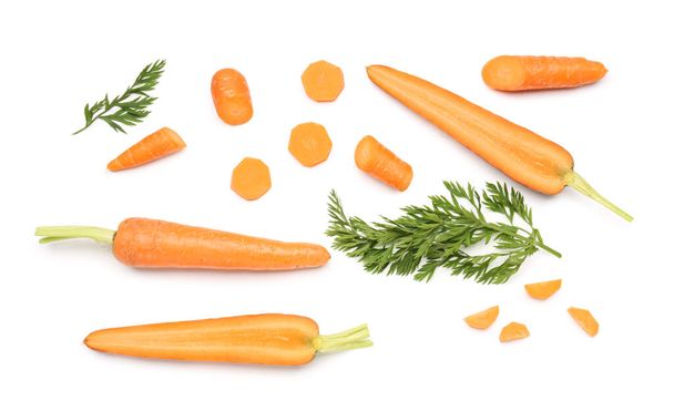 Свіжа морква і скибочки на білому тлі
 - Фото, зображення