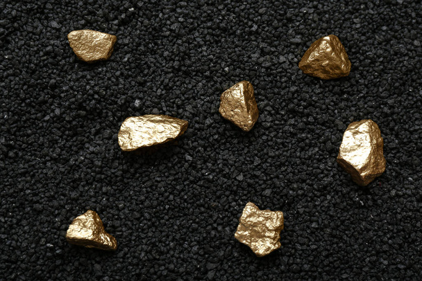 Nuggets dorados sobre carbón negro - Foto, Imagen
