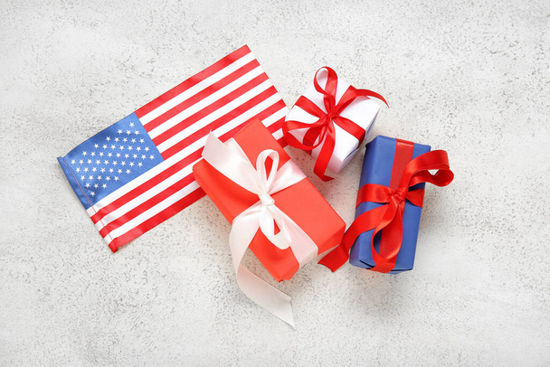 Geschenkboxen zum amerikanischen Unabhängigkeitstag mit USA-Flagge auf weißem Grunge-Hintergrund - Foto, Bild