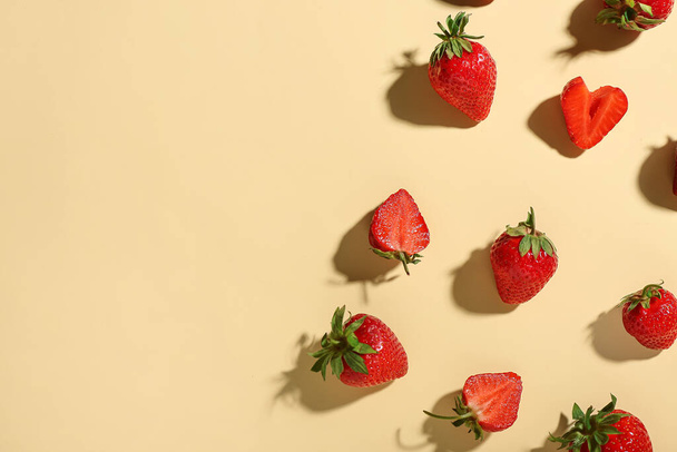 Many fresh strawberries on beige background - Fotoğraf, Görsel