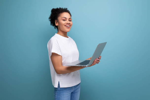 Młoda, odnosząca sukcesy latynoska studentka brunetka studiująca na programistkę. laptop w ramce. - Zdjęcie, obraz