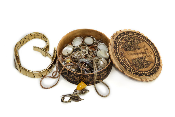 наручные часы и гроб с ювелирными изделиями
 - Фото, изображение