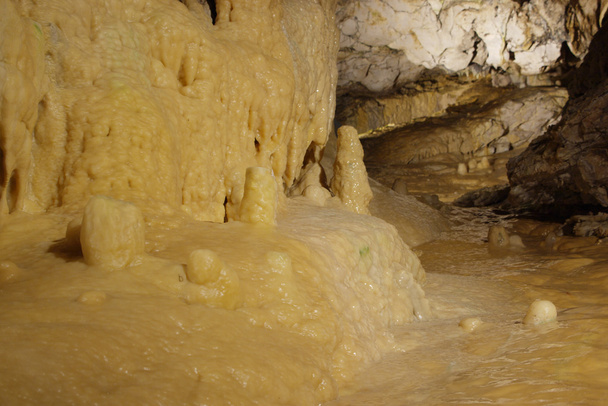 сталагміти в підземній печері
 - Фото, зображення
