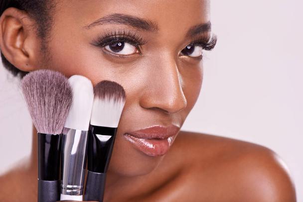 Skincare, smink kefék és portré fekete nő ecsettel arcon stúdióban kozmetikai alkalmazás eszköz. Bőrápolás, pirosító és kozmetikumok, kozmetikai modell luxus por rózsaszín háttér - Fotó, kép