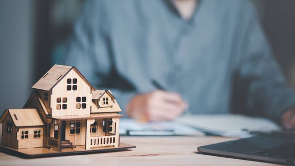 Агенты по недвижимости рассчитывают процентные ставки для клиентов, концепции одобрения инвестиционных кредитов для строительства жилых домов, бизнеса в сфере недвижимости, оценки стоимости недвижимости, страхования имущества - Фото, изображение