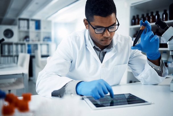 Science, blood sample and man on tablet in laboratory for medical analysis, research and online report. Healthcare, pharmaceutical and male scientist on digital tech for medicine, dna or test results. - Foto, afbeelding