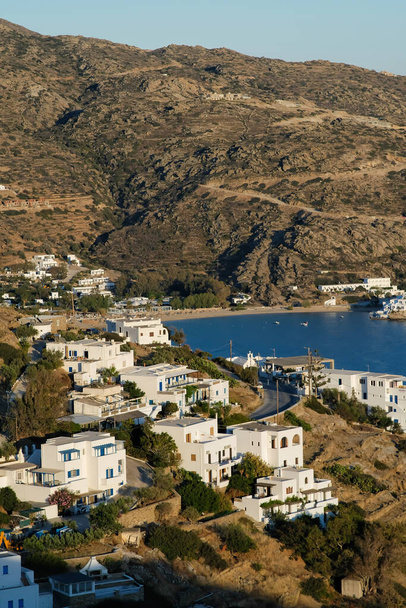 Vista de los hoteles encalados y una carretera que conduce a la famosa playa de Mylopotas en Ios Grecia - Foto, Imagen