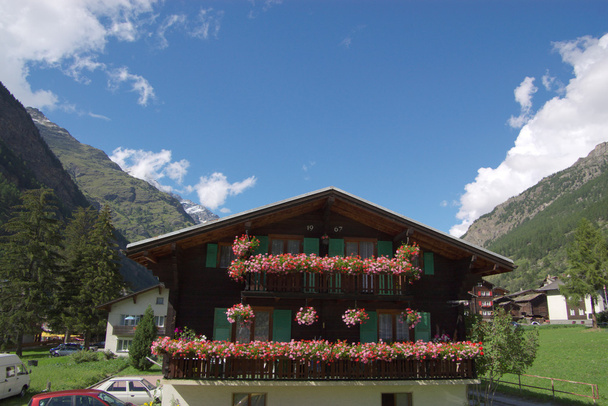 Casa de madera suiza
 - Foto, Imagen