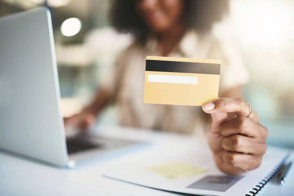 Finansowanie sukcesu kredytem. młoda bizneswoman korzystająca z karty kredytowej i laptopa w nowoczesnym biurze - Zdjęcie, obraz