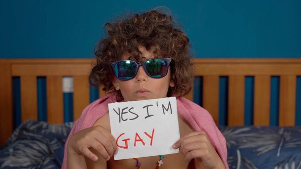 8-year-old boy child says yes, I am gay - Outing o coming out concept - LGBT free people - gay pride and defense of the rights of the homosexual and bisexual community - Fotoğraf, Görsel