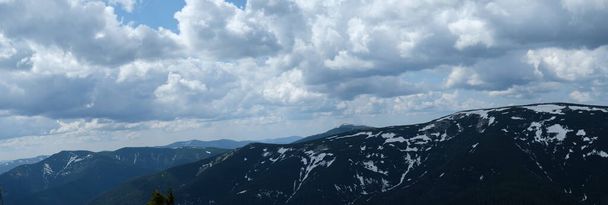 Panarama des montagnes des Carpates. photo prise à 1800 mètres d'altitude au-dessus du niveau de la mer. - Photo, image