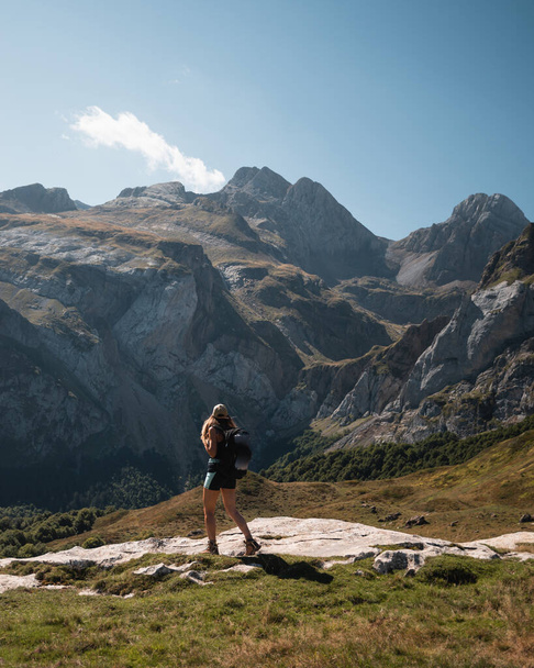 Mountain girl hiking through the pyrenees near Candanchu and the ibon de Estanes - Φωτογραφία, εικόνα