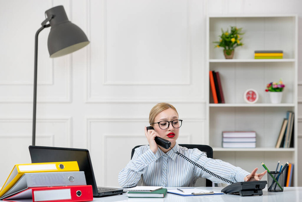 γραμματέας που εργάζονται στο γραφείο υπέροχο χαριτωμένο ξανθιά νεαρή κοπέλα σε πουκάμισο με φορτίο εργασίας κλήσης - Φωτογραφία, εικόνα