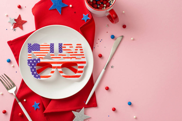 USA Dzień Niepodległości zbieranie: Widok z góry nakrycie stołu płyta wystawowa z okulary party, sztućce, filiżanka, serwetka, gwiazdy, okrągłe posypki na pastelowym różowym tle - Zdjęcie, obraz
