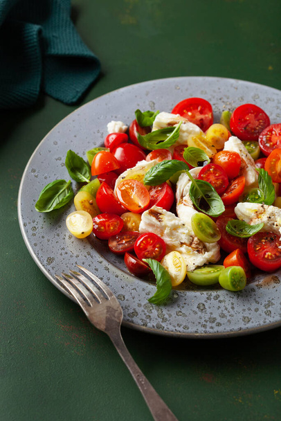 sağlıklı renkli domates mozzarella fesleğen salatası balzamik sirke soslu - Fotoğraf, Görsel