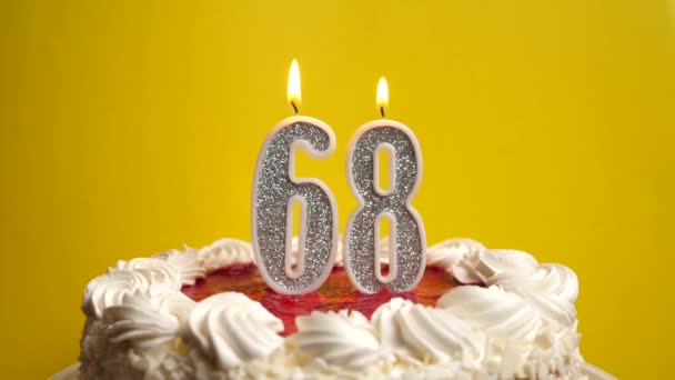 番号68の形でキャンドルは、休日のケーキに挿入され、吹き飛ばされます。誕生日やランドマークイベントを祝う。お祝いのクライマックス. - 映像、動画