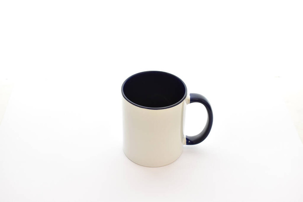 Kubek kawy izolowany na białym tle. Wysokiej jakości zdjęcie - Zdjęcie, obraz