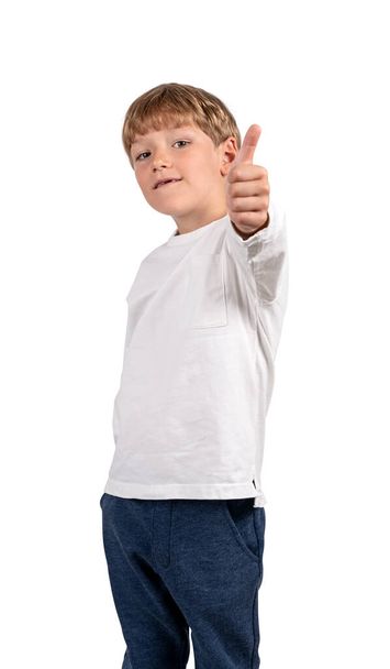 Щасливий хлопчик дивиться на камеру, показує великий палець вгору, ізольований на білому тлі. Концепція та рекомендації
 - Фото, зображення