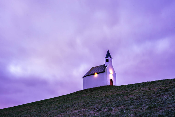 Wit kerkje op de top van de heuvel, De Terp Leidsenveen Den Haag - Foto, afbeelding