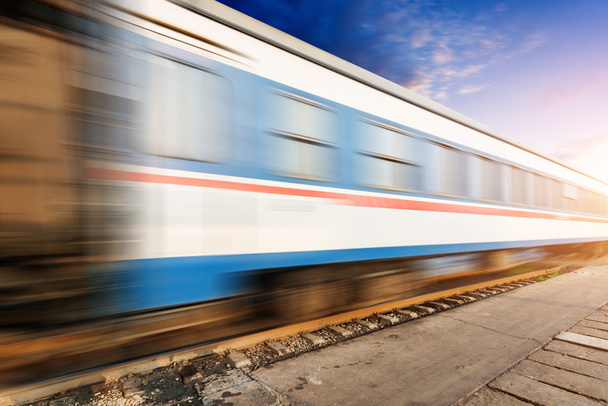 Tren en movimiento rápido
 - Foto, Imagen