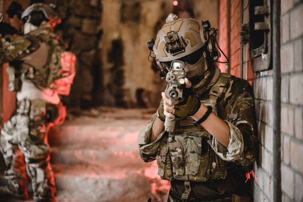 Ειδική ομάδα στρατιωτών που επιτίθενται στον εχθρό κατά τη διάρκεια της στρατιωτικής επιχείρησης, στρατιώτες του στρατού με προστατευτική στολή μάχης, στρατιώτες με τουφέκι στο πεδίο του παγκόσμιου πολέμου - Φωτογραφία, εικόνα