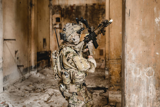 軍事作戦中に敵を攻撃する武器を持つ兵士の専門チーム、防護戦闘制服を着た陸軍兵士、世界大戦フィールド上のライフルを持つ兵士 - 写真・画像