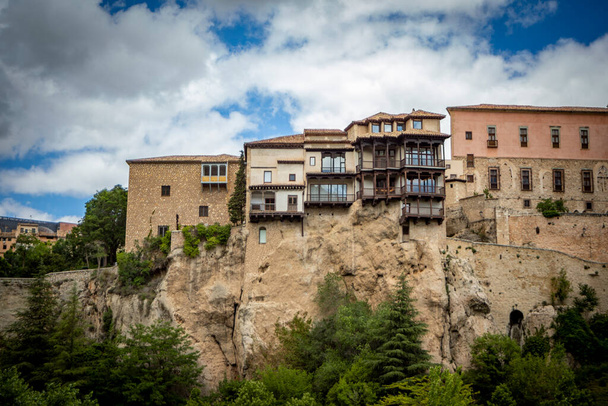 Вид на знаменитые висячие дома Куэнки, Испания, город всемирного наследия UNESCO - Фото, изображение