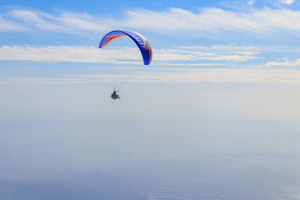 Gleitschirme am blauen Himmel. Konzept des aktiven Lebensstils und des Extremsport-Abenteuers - Foto, Bild