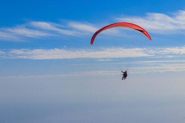 Paralotniarze na błękitnym niebie. Pojęcie aktywnego stylu życia i ekstremalnej przygody sportowej - Zdjęcie, obraz