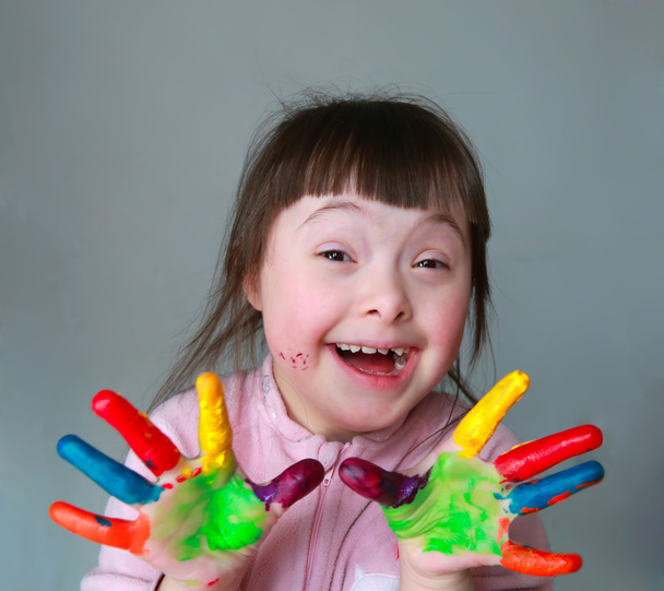 schattig klein meisje met geschilderde handen - Foto, afbeelding