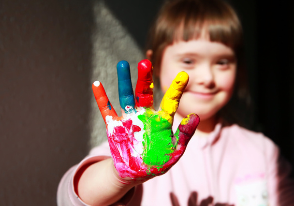 Petite fille mignonne avec les mains peintes
 - Photo, image