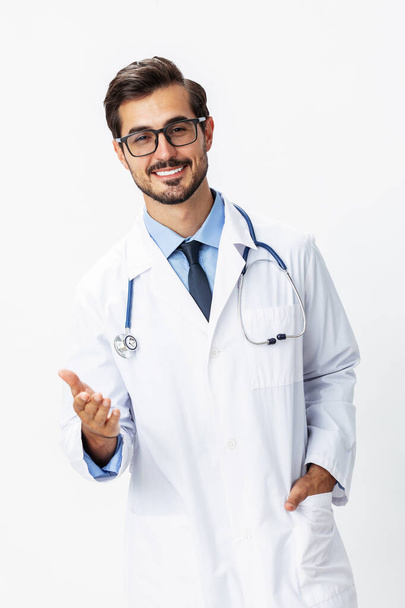 Männerporträt eines Arztes mit weißem Mantel und Brille und Stethoskop, der auf weißem, isoliertem Hintergrund in die Kamera blickt, Kopierraum, Raum für Text, Gesundheit. Hochwertiges Foto - Foto, Bild