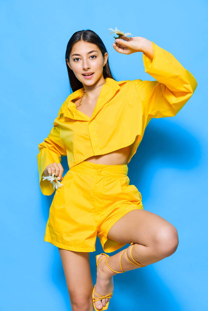щаслива жінка леді синя молода кавказька літня ромашка любов посмішка радісна стильна ізольована романтично жовта портретна модель здоров'я квітка свіжа квіткова - Фото, зображення