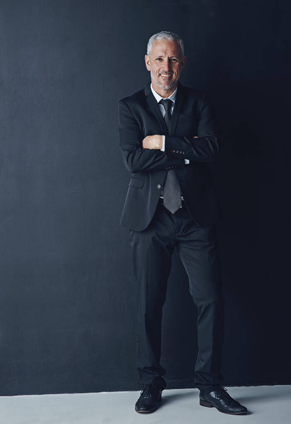 Άσπιλο εταιρικό στυλ. Studio πορτρέτο ενός ώριμου επιχειρηματία σε σκούρο φόντο - Φωτογραφία, εικόνα