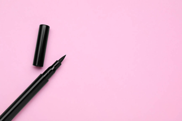 Eyeliner marker on pink background, top view with space for text. Makeup product - Foto, afbeelding