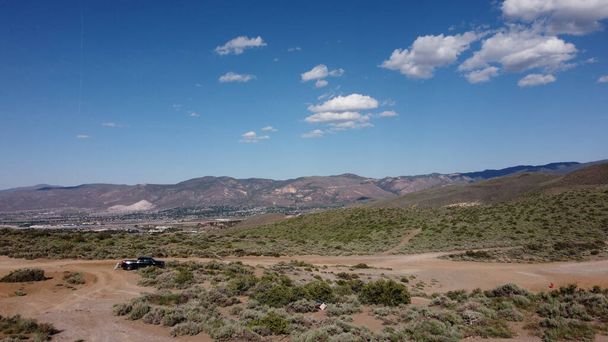 OHV-Gebiet etwas außerhalb der Stadtgrenzen von Reno Nevada. LKW parkt mit Fahrradrampe ab - Foto, Bild