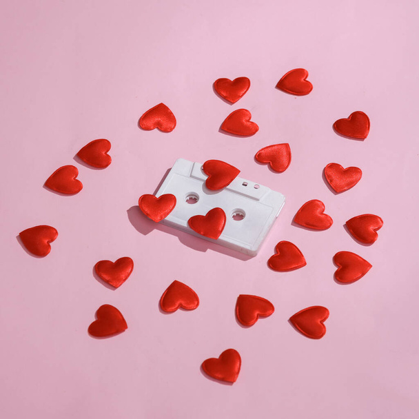 Audio kazeta se srdcem na růžovém pozadí. Milostný koncept, Valentýn, 14. únor, kreativní dispozice - Fotografie, Obrázek