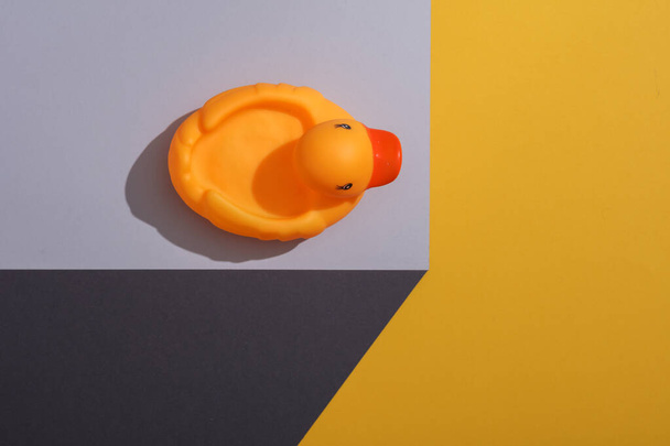 Rubber duck on a paper cube. Optical illusion. Geometric composition. Minimalistic creative layout - Foto, afbeelding