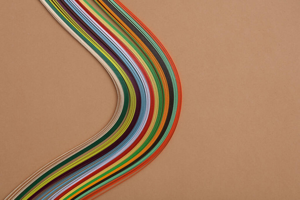 Tiras de papel para la creatividad sobre un fondo beige - Foto, Imagen