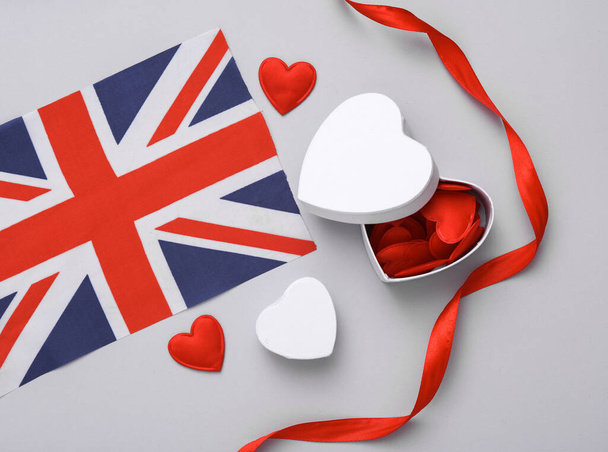 Patriotismo. Bandeira britânica e corações em fundo cinza - Foto, Imagem