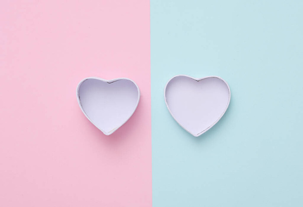 Blank open heart shaped box mockup on pink blue background - Foto, imagen