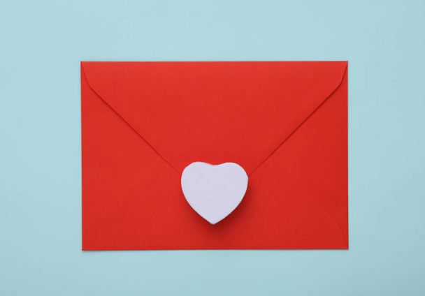バレンタインデー。赤の愛の封筒とハート上の青の背景 - 写真・画像