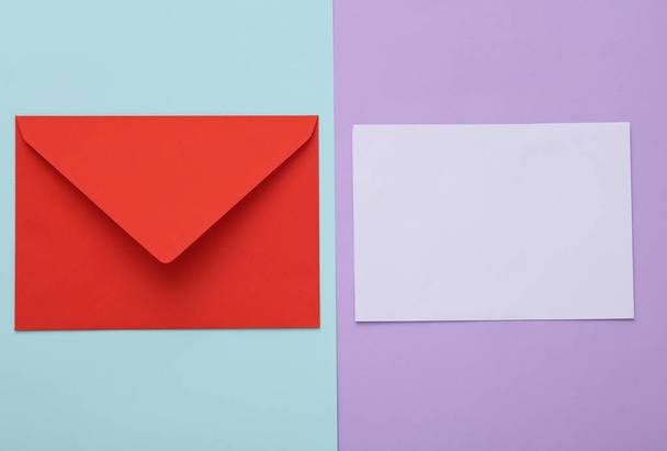 Κόκκινο φάκελο με γράμμα σε παστέλ φόντο - Φωτογραφία, εικόνα