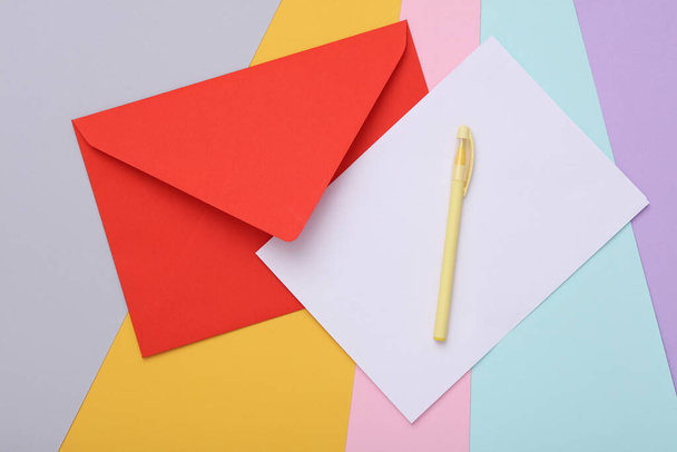 Enveloppe rouge avec lettre sur fond pastel - Photo, image