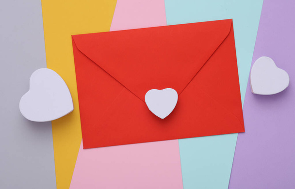 Dia dos Namorados. envelope de amor vermelho com corações no fundo colorido - Foto, Imagem