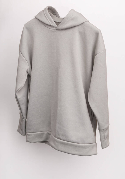 Теплий светр з капюшоном на білому тлі
 - Фото, зображення