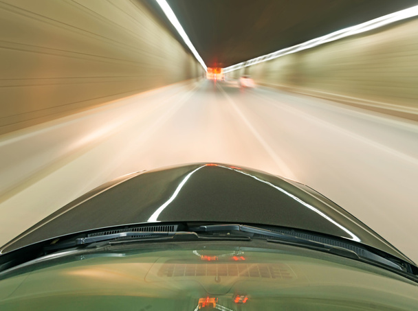 szybki samochód w tunelu, ruchu rozmycie  - Zdjęcie, obraz