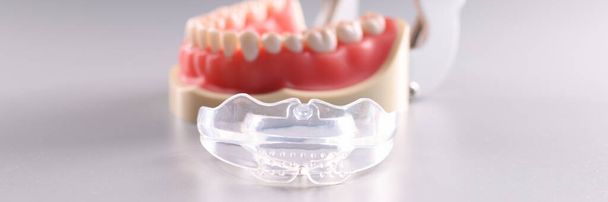 Silikonové ortodontické držáky na zuby a umělou čelist. Ortodoncie zubní péče pro vyrovnání zubů - Fotografie, Obrázek