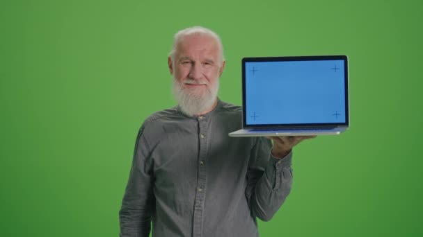 Portrait d'un vieil homme avec un ordinateur portable avec écran bleu montre pouce vers le haut. "Security and Privacy Concerns for Senior Tech Users". Technologies émergentes pour les aînés. - Séquence, vidéo